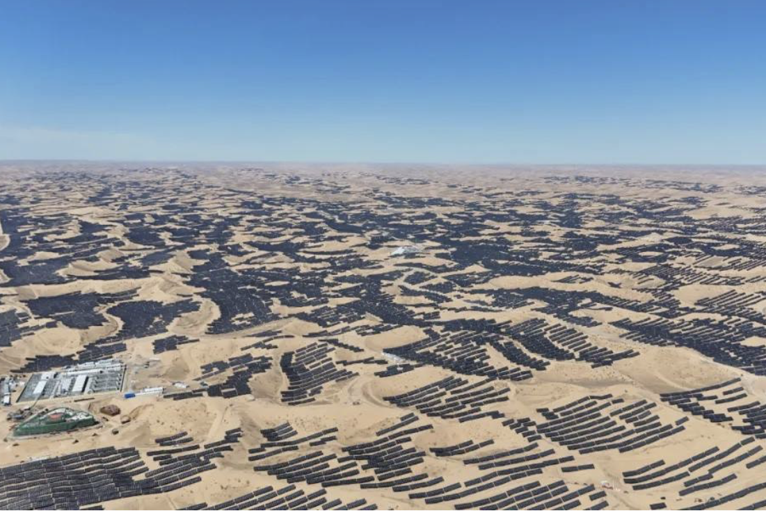 Từ mái nhà đến sa mạc, Trung Quốc khai thác nguồn tài nguyên vô tận nhiều kỷ lục