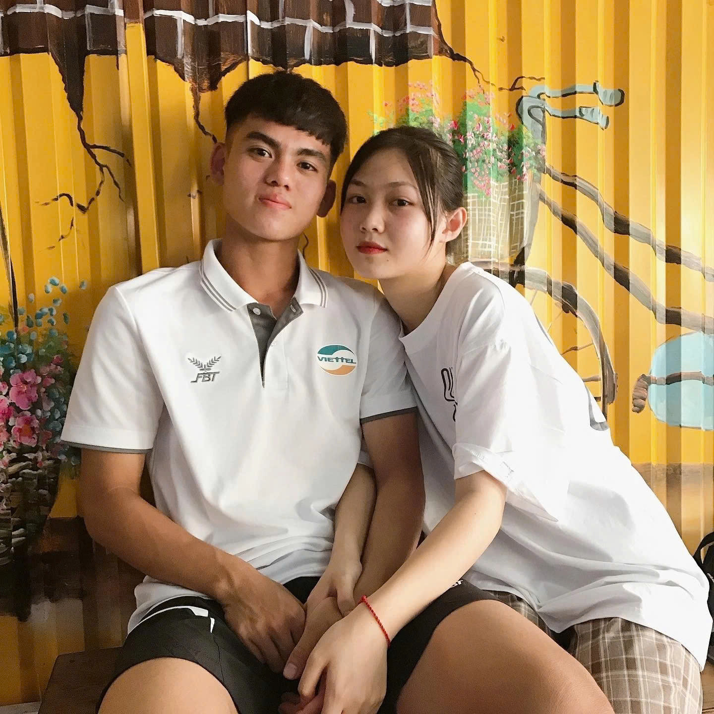 Nửa kia xinh đẹp của các cầu thủ U23 Việt Nam van khang ban gai 1.jpg