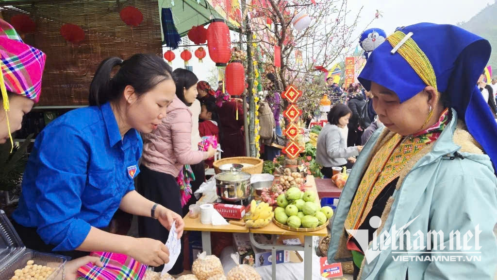 W-Chợ phiên với nhiều sản vật, mặt hàng đậm màu ẩm thực, văn hóa địa phương.jpg