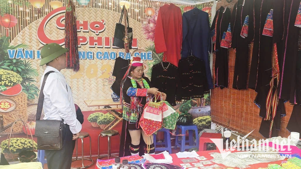 W-Không ít du khách dừng lại khá lâu, vừa lựa chọn sản phẩm, vừa nghe người bán kể chuyện .jpg