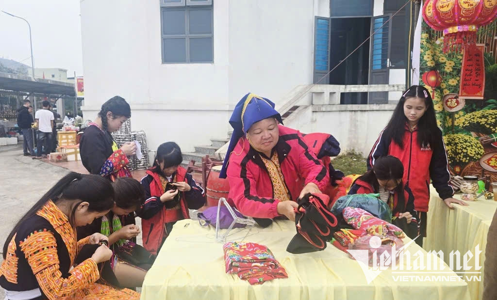 W-Nhiều em học sinh thích thú với bàn tập thêu trang phục truyền thống.jpg