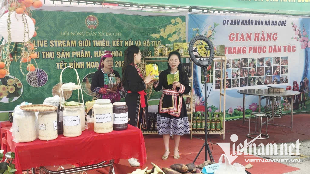 W-Nhiều gian hàng tổ chức livetream sản phẩm.jpg