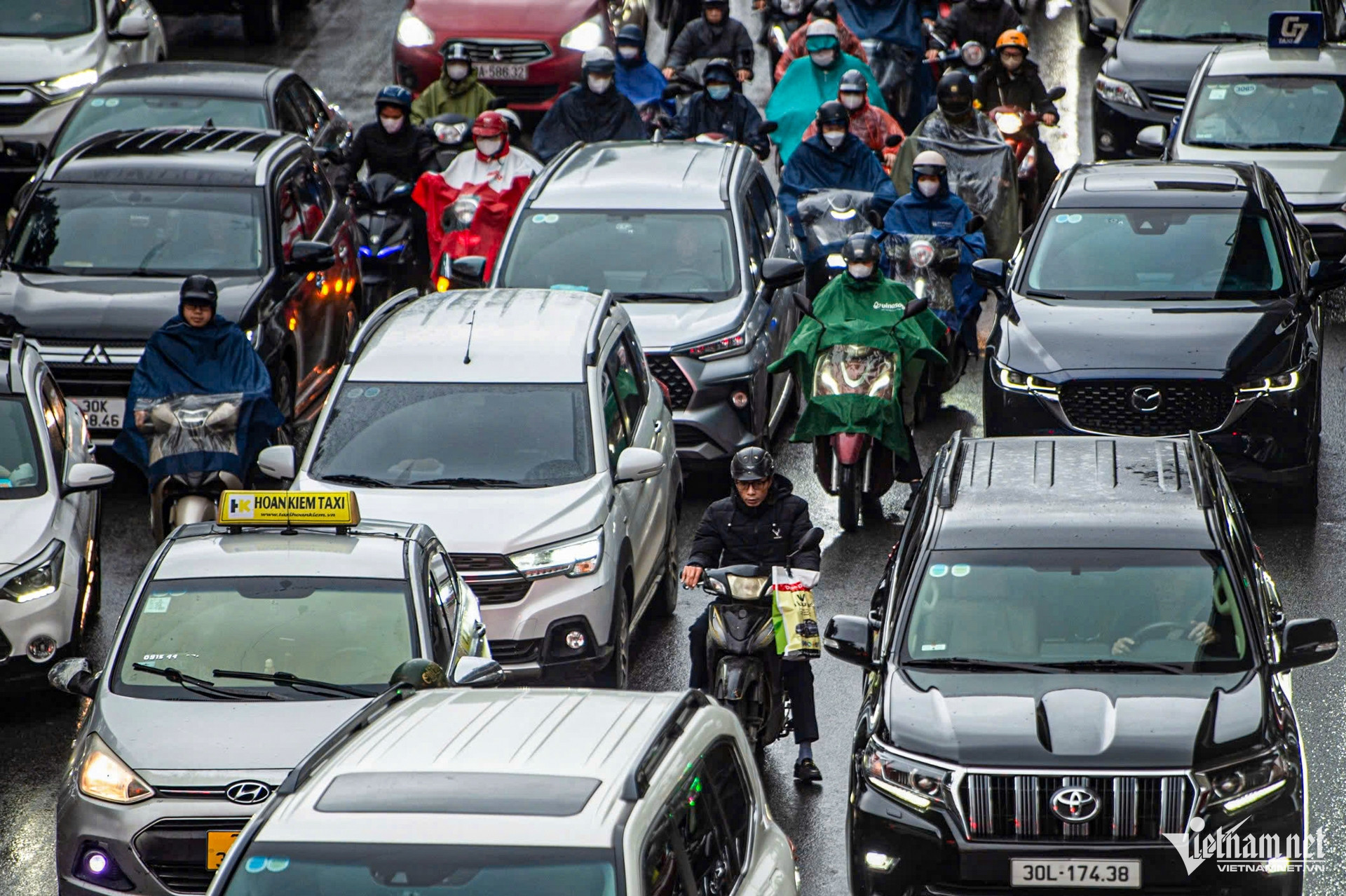 Bản tin sáng 10/2: Hà Nội ùn tắc ngày cận Tết, người dân chật vật nhích từng mét