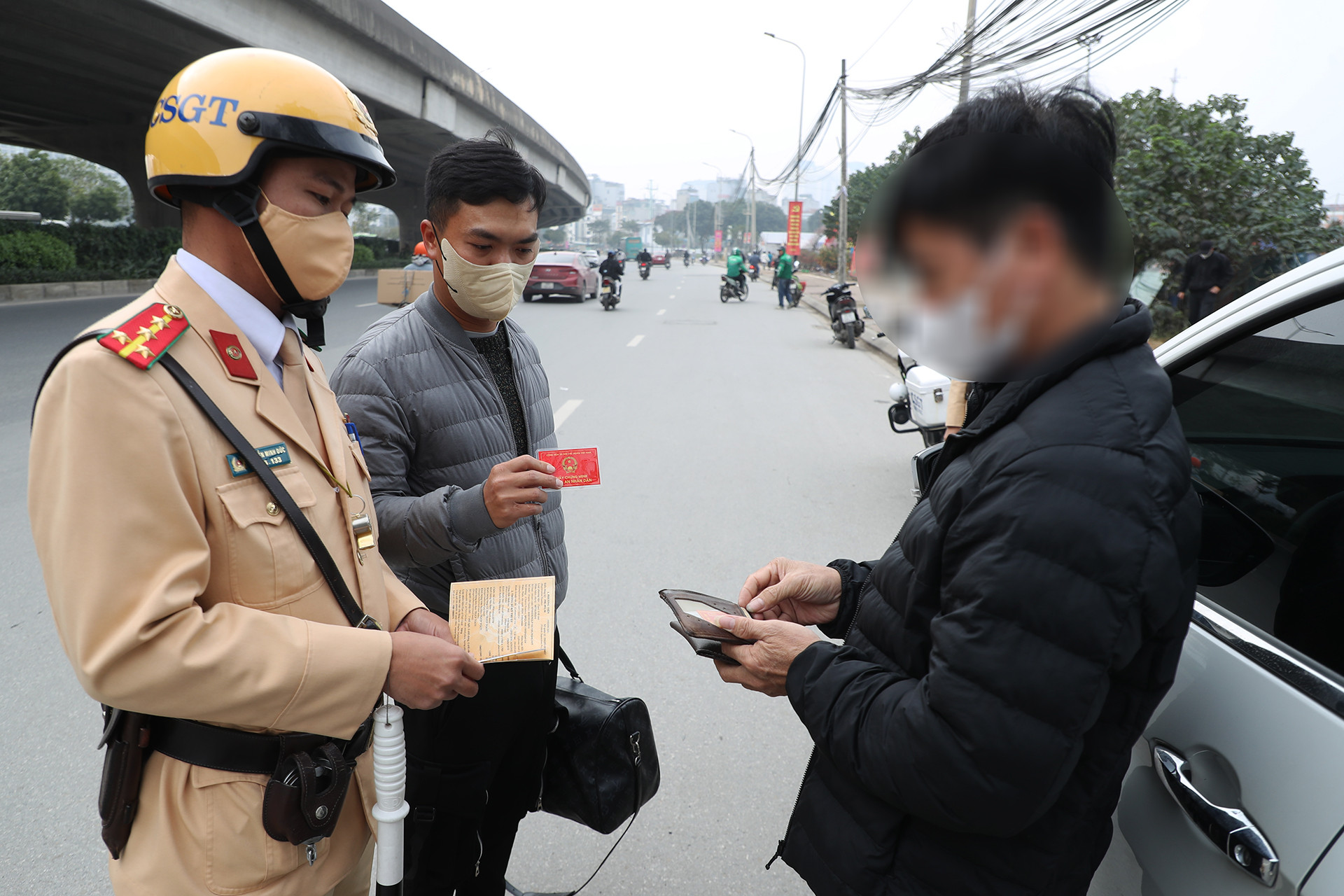 CSGT Hà Nội hóa trang xử lý xe ghép, ô tô chở quá người