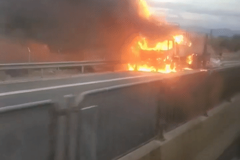 Xe tải bốc cháy dữ dội trên cao tốc, tài xế kịp dừng vào làn khẩn cấp thoát thân