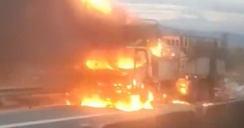 Xe tải bốc cháy dữ dội trên cao tốc, tài xế kịp dừng vào làn khẩn cấp thoát thân