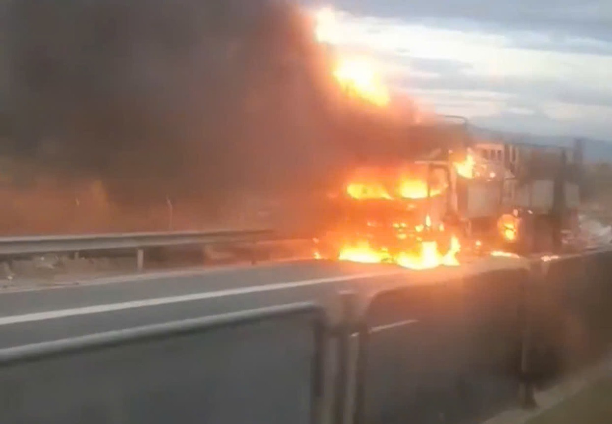 Xe tải bốc cháy dữ dội trên cao tốc Vĩnh Hảo   Phan Thiết..jpg