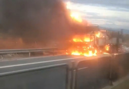 Xe tải bốc cháy dữ dội trên cao tốc Vĩnh Hảo Phan Thiết..jpg