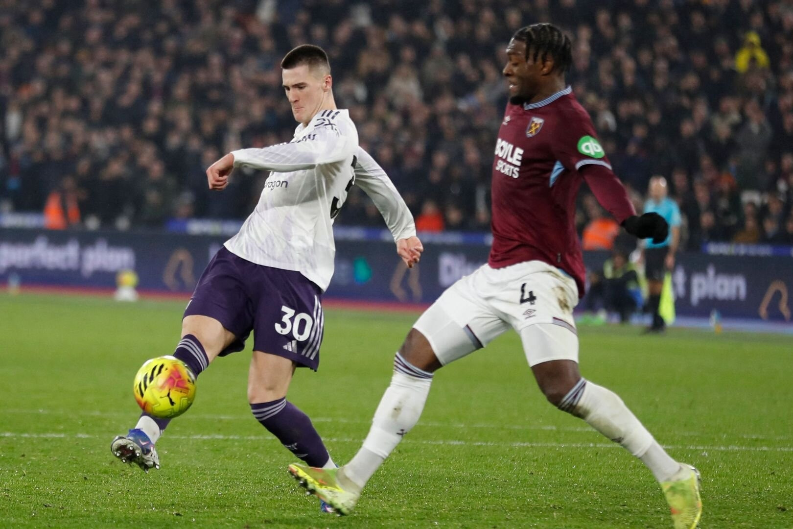 Kết quả bóng đá hôm nay 11/2: MU thoát thua phút bù giờ