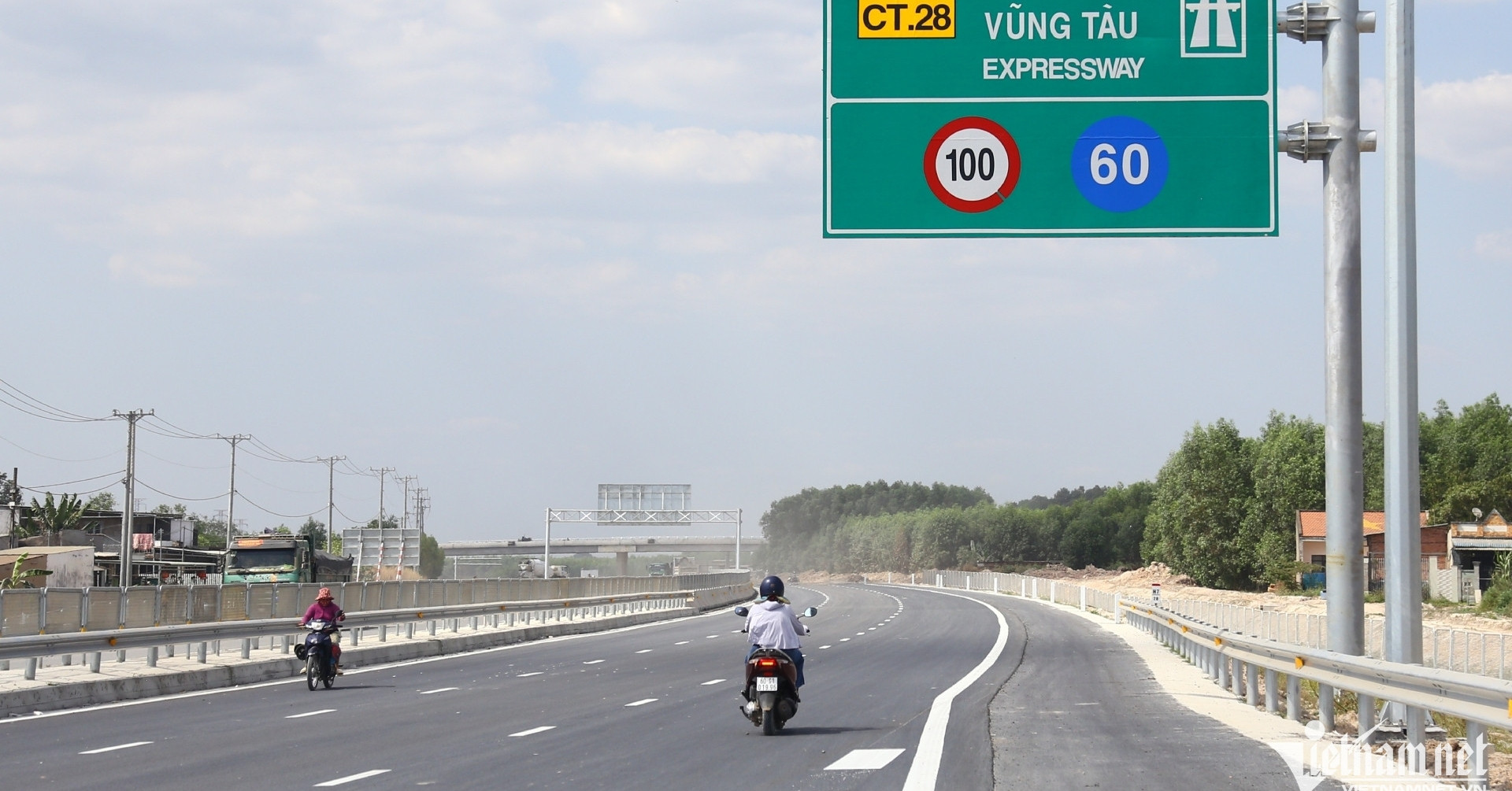 Xe tự ý vào cao tốc Biên Hòa - Vũng Tàu dù chưa khai thác, gây lo ngại an toàn
