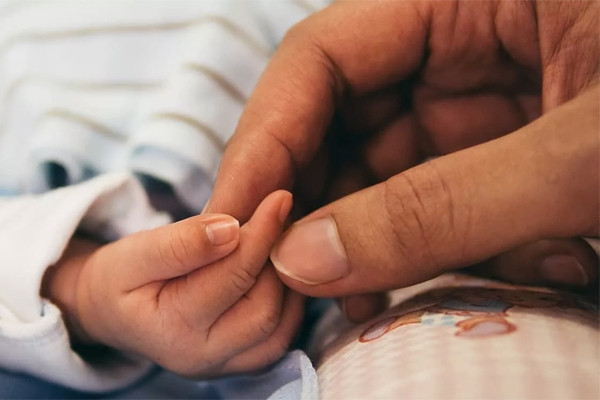 Bé trai 8 tháng tuổi nguy kịch, phải mở sọ não