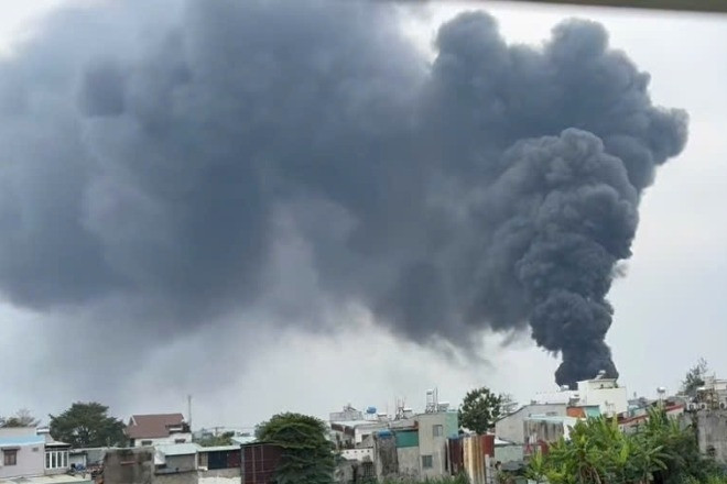 Cháy lớn tại kho phế liệu ở TPHCM, khói đen bốc cao cuồn cuộn hàng chục mét