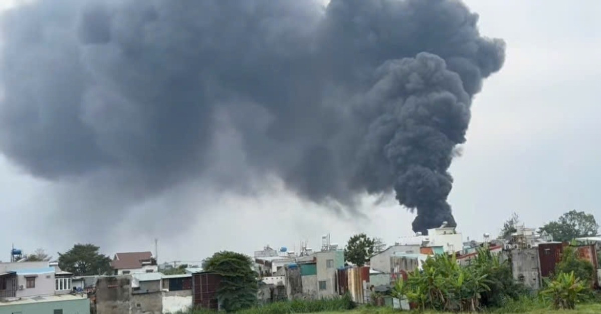 Cháy lớn tại kho phế liệu ở TPHCM, khói đen bốc cao cuồn cuộn hàng chục mét