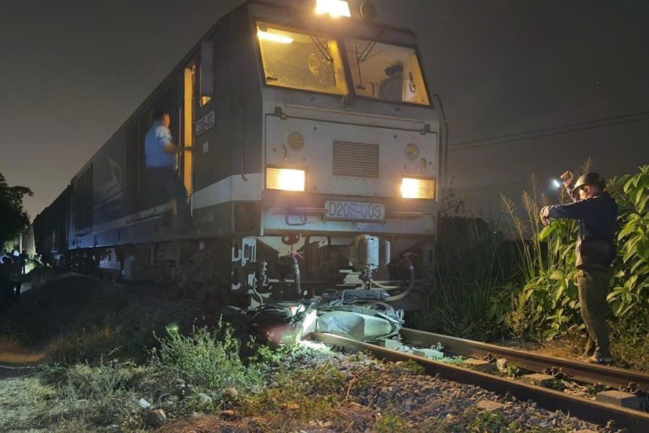 Chạy xe máy qua đường sắt, nam thanh niên bị tàu hỏa tông tử vong
