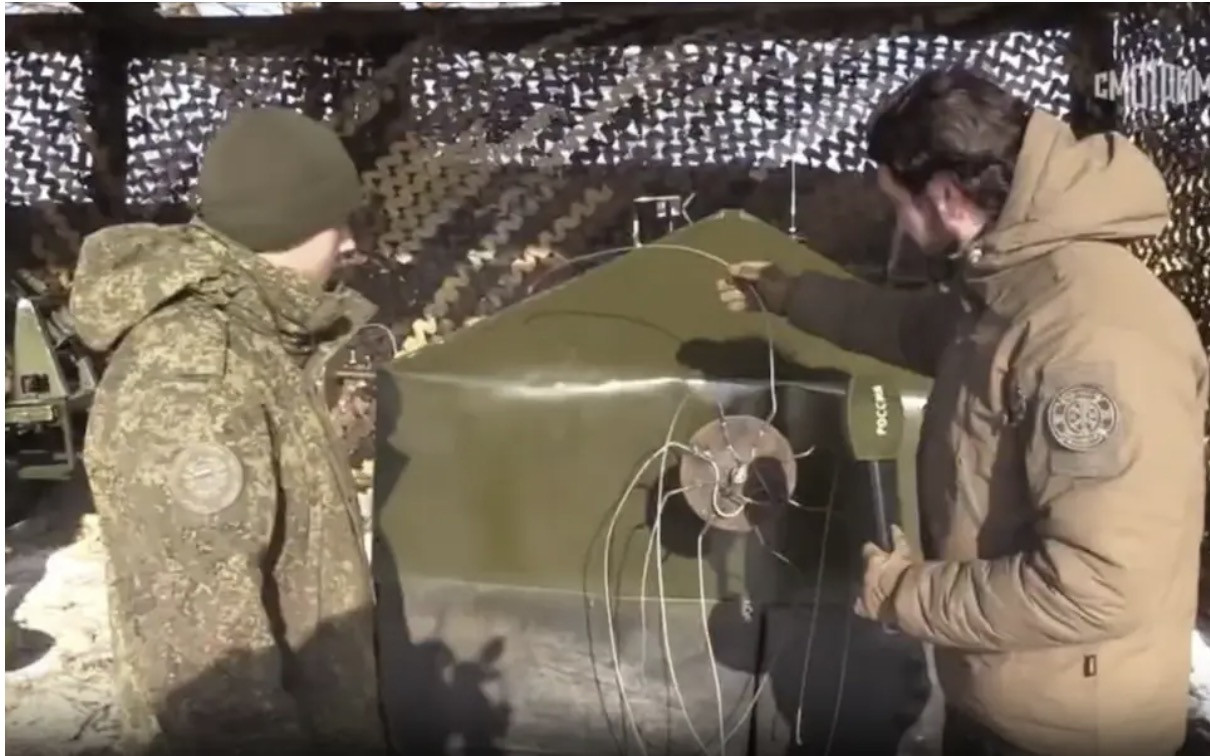 Cỗ máy có các sợi cáp thép như mỳ spaghetti. Ảnh: Telegram