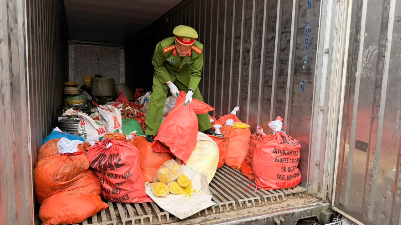 Công an thu giữ gần 2 tấn riềng xay đã trộn chất Vàng O và chất tẩy đường.jpg