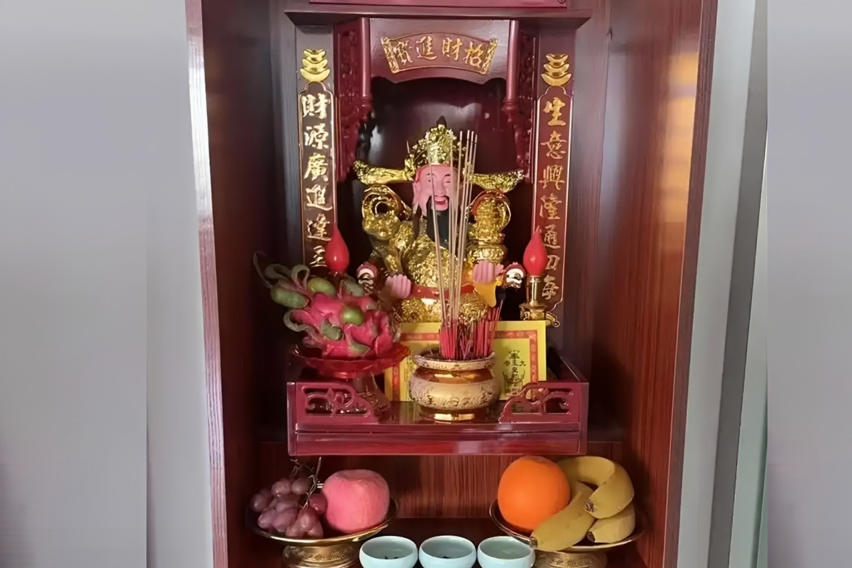 Đặt bàn thờ Thần Tài chuẩn phong thủy để tiền bạc hanh thông cả năm