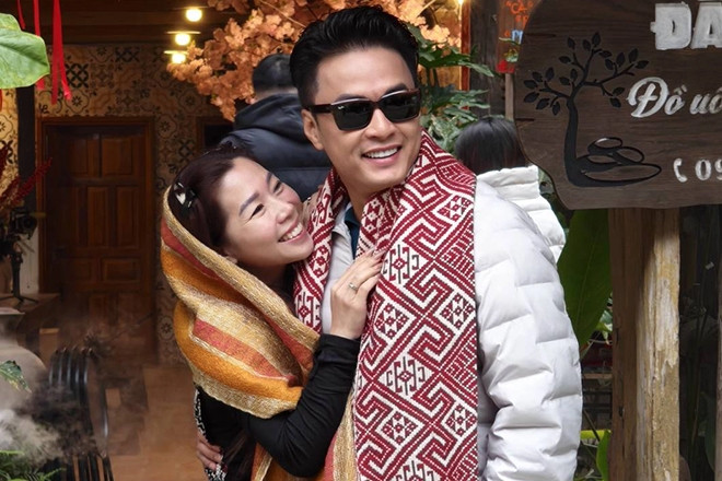 Diễn viên Hồng Đăng tình tứ bên vợ, Lương Thùy Linh giản dị vẫn cuốn hút