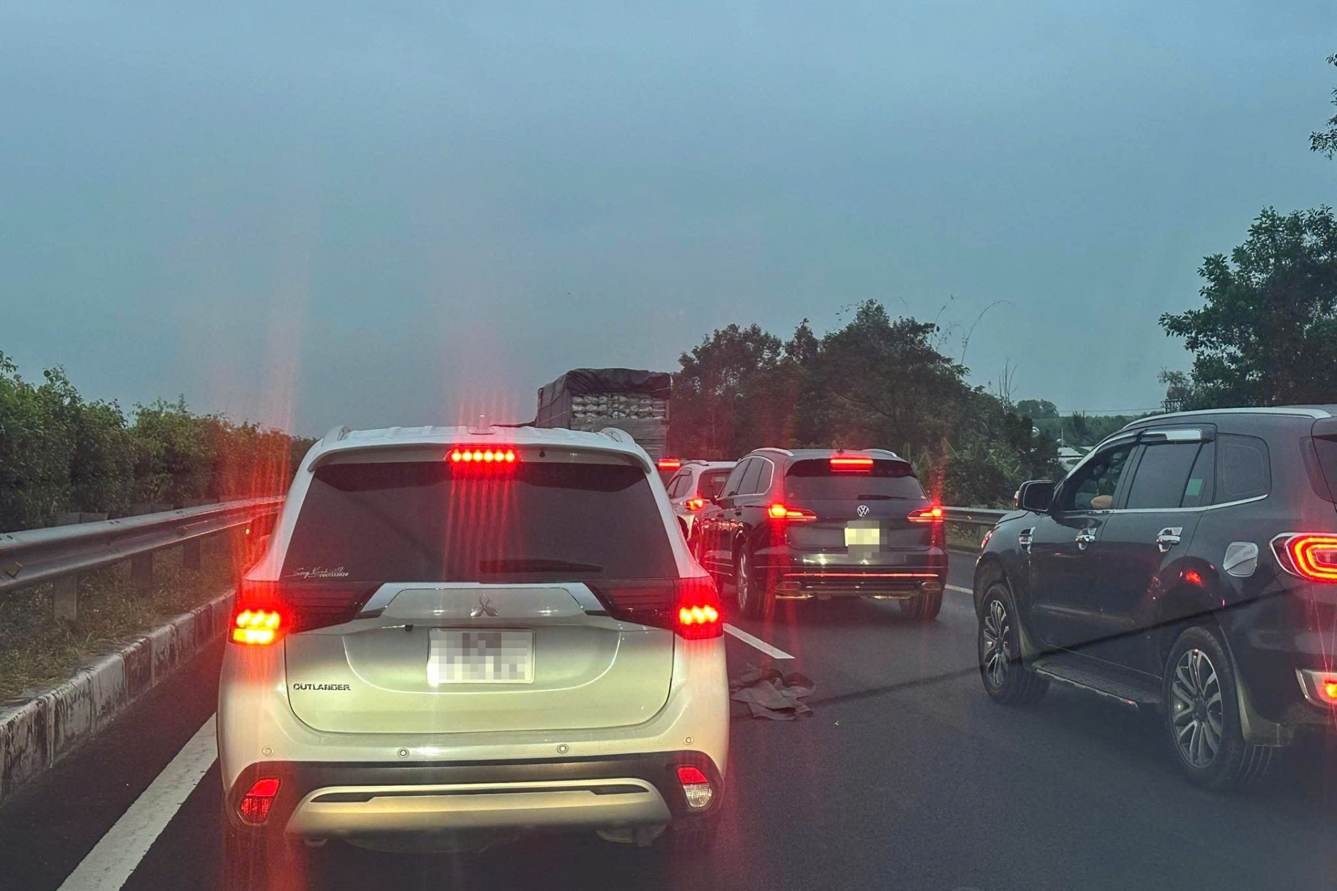 Dòng ô tô ùn tắc kéo dài trên cao tốc TPHCM - Phan Thiết từ sáng sớm