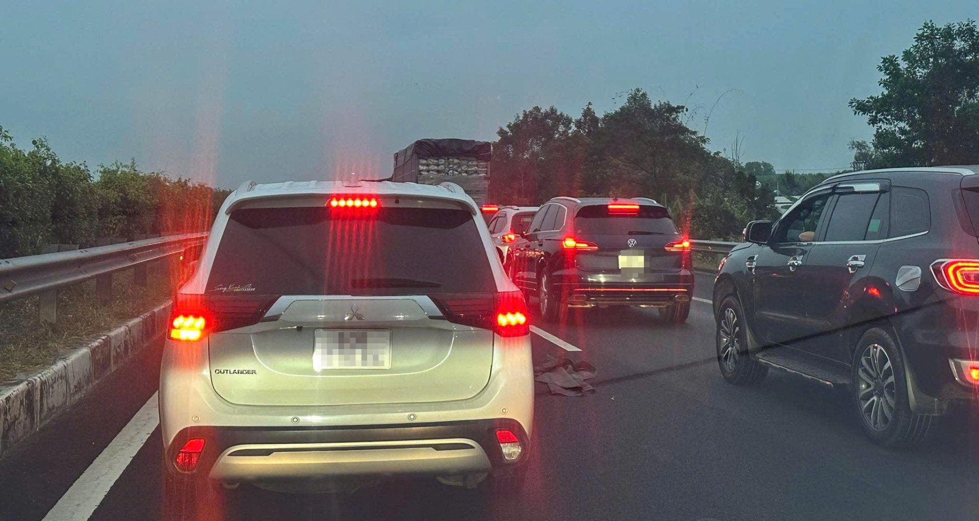 Dòng ô tô ùn tắc kéo dài trên cao tốc TPHCM - Phan Thiết từ sáng sớm