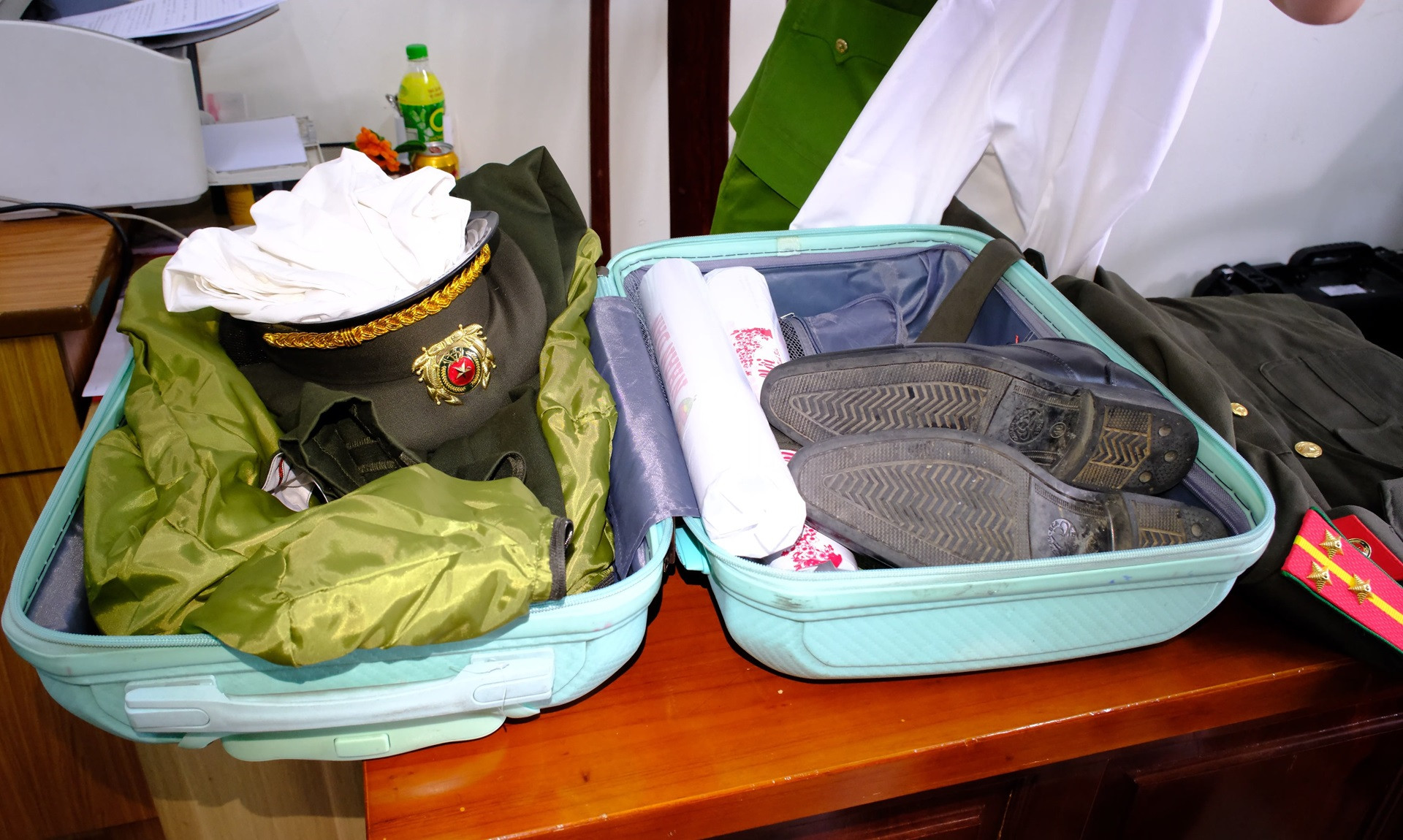 Giả danh cán bộ Cục Cảnh sát Kinh tế, dựng màn kịch bán rượu ngoại giá rẻ dịp Tết..jpg