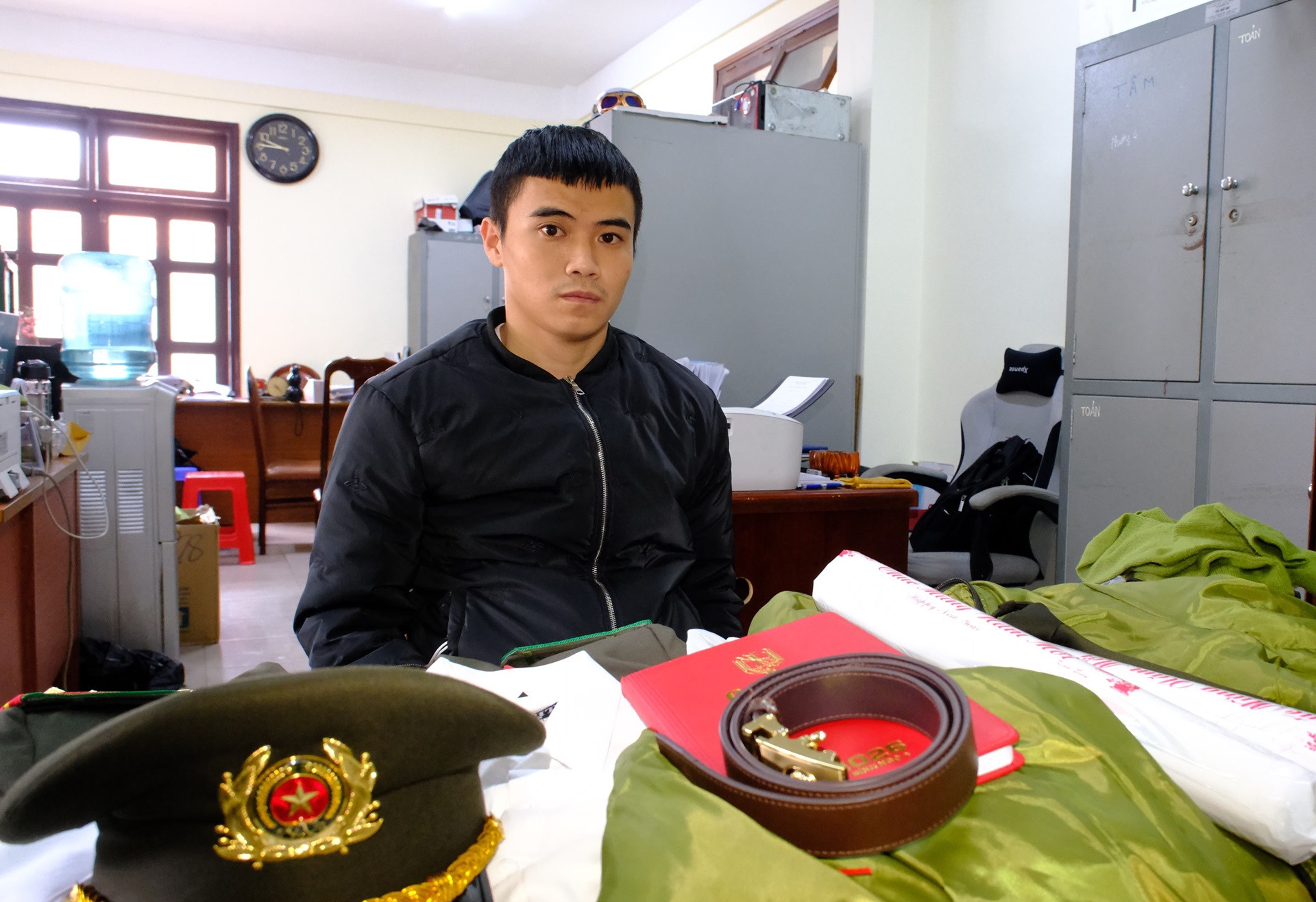 Giả danh cán bộ Cục Cảnh sát Kinh tế, lừa bán rượu ngoại giá rẻ dịp Tết ở lâm đồng.jpg