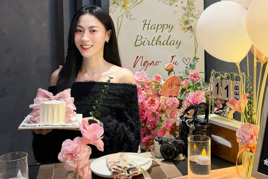 Hoa khôi bóng chuyền Kiều Trinh đón sinh nhật bên người thương