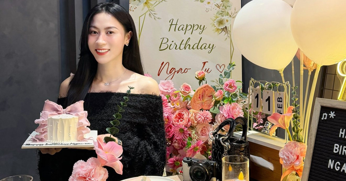 Hoa khôi bóng chuyền Kiều Trinh đón sinh nhật bên người thương