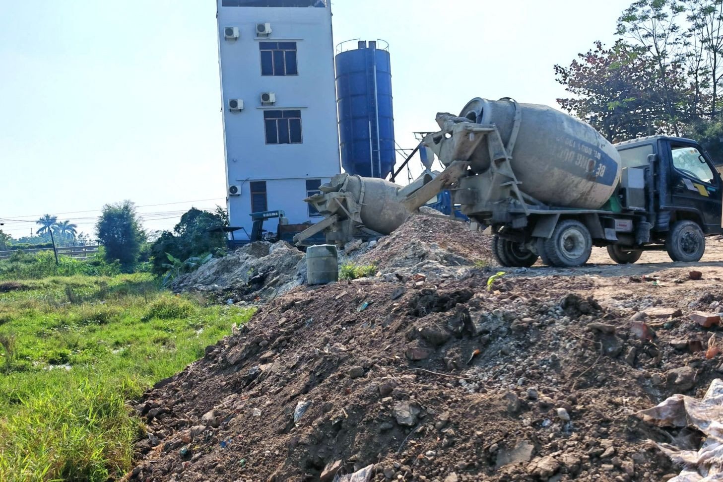 Khởi tố chủ trạm trộn bê tông đổ trái phép 150 tấn chất thải ở Ninh Bình