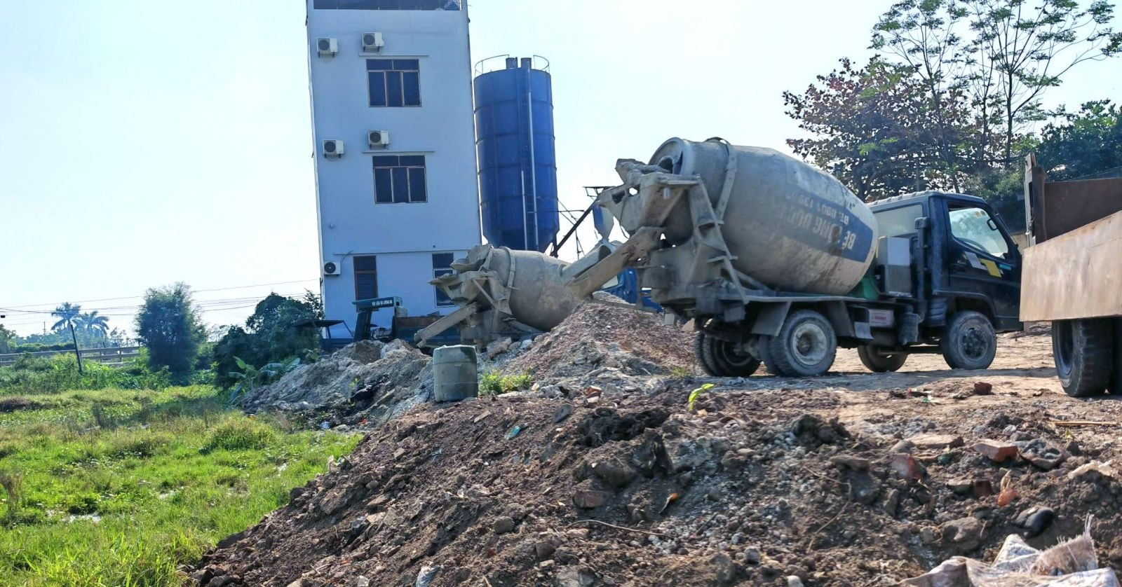 Khởi tố chủ trạm trộn bê tông đổ trái phép 150 tấn chất thải ở Ninh Bình