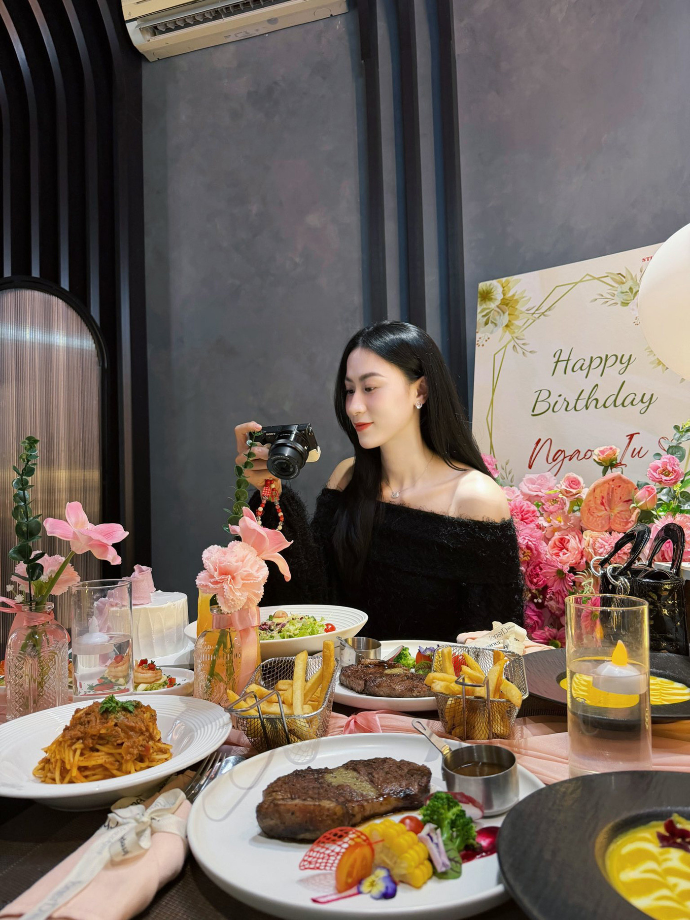 Hoa khôi bóng chuyền Kiều Trinh đón sinh nhật bên người thương kieu trinh 2.jpg