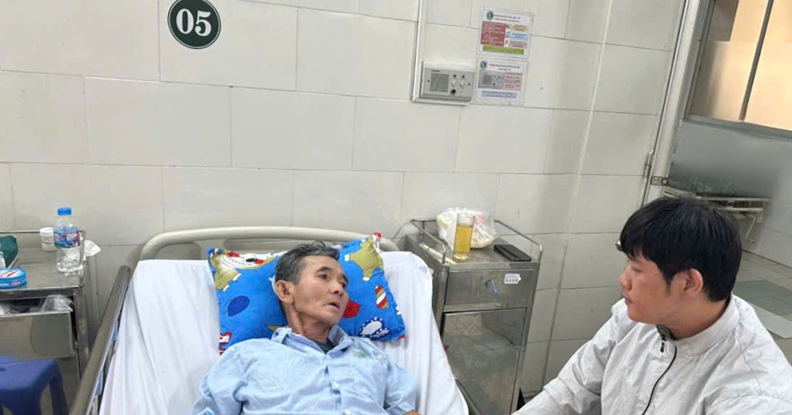 Mẹ mất, chị trầm cảm, chàng trai cần 50 triệu đồng cứu cha đang nguy kịch