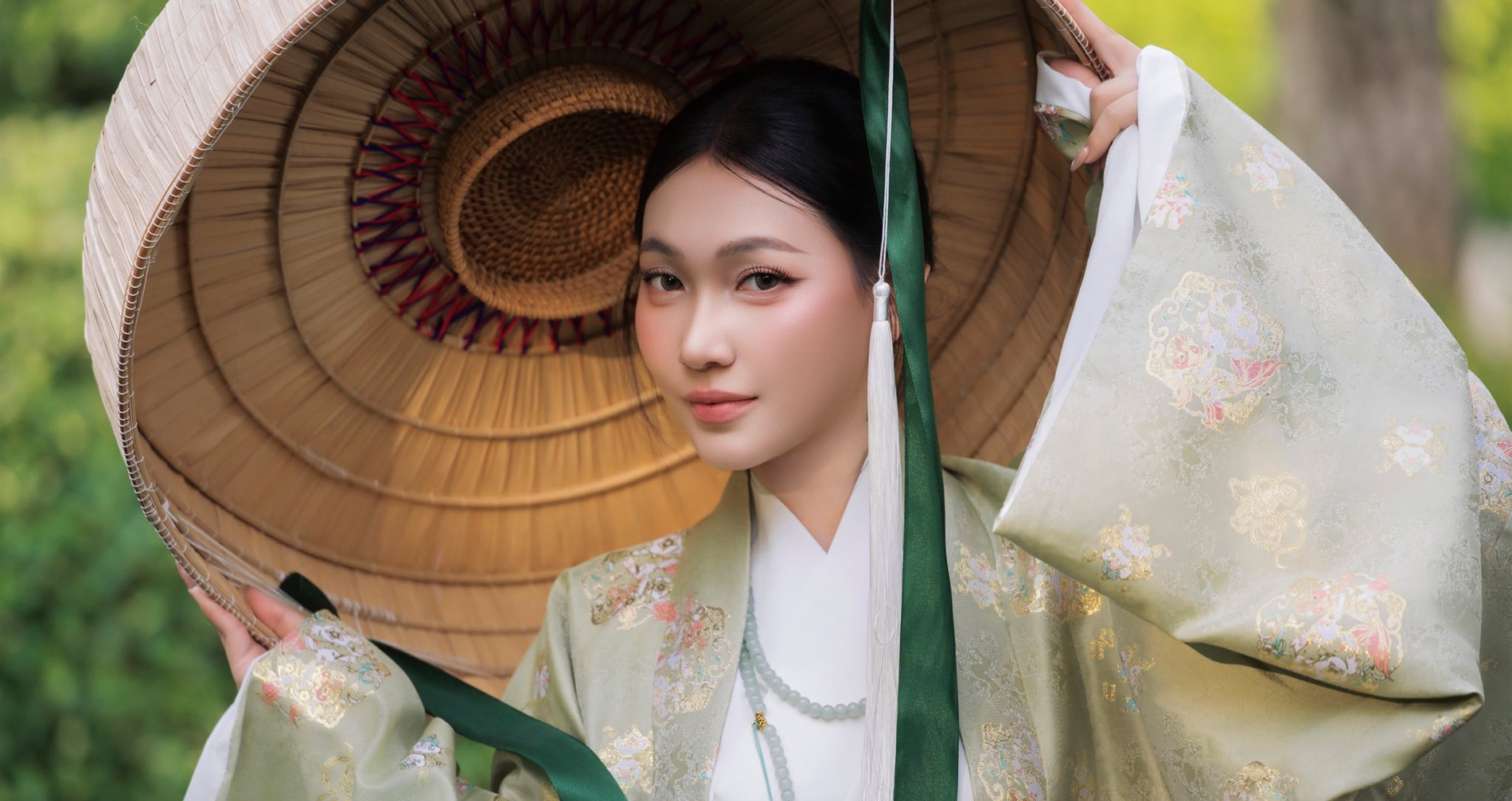 Mùng 1 tết 2026 nên mặc màu gì để may mắn cả năm?