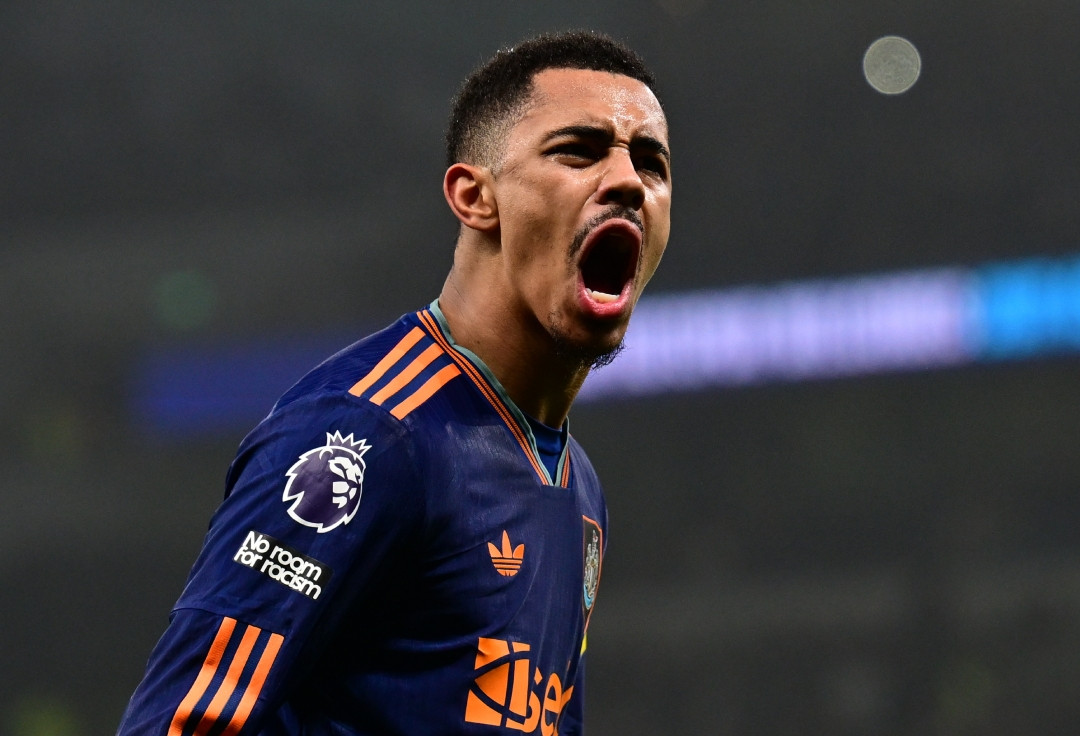 Newcastle đẩy Tottenham xuống sát 'nhóm cầm đèn đỏ'