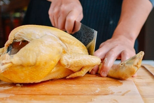 Người đàn ông gặp nạn khi chặt thịt gà ngày giáp Tết