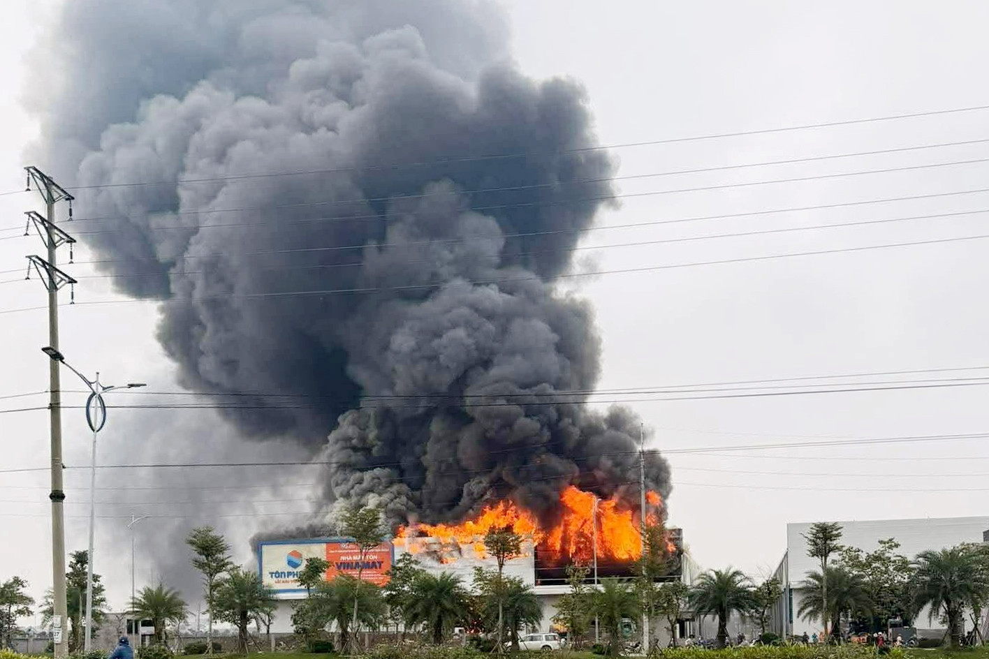 Nhà xưởng tại cụm công nghiệp ở Ninh Bình bốc cháy dữ dội