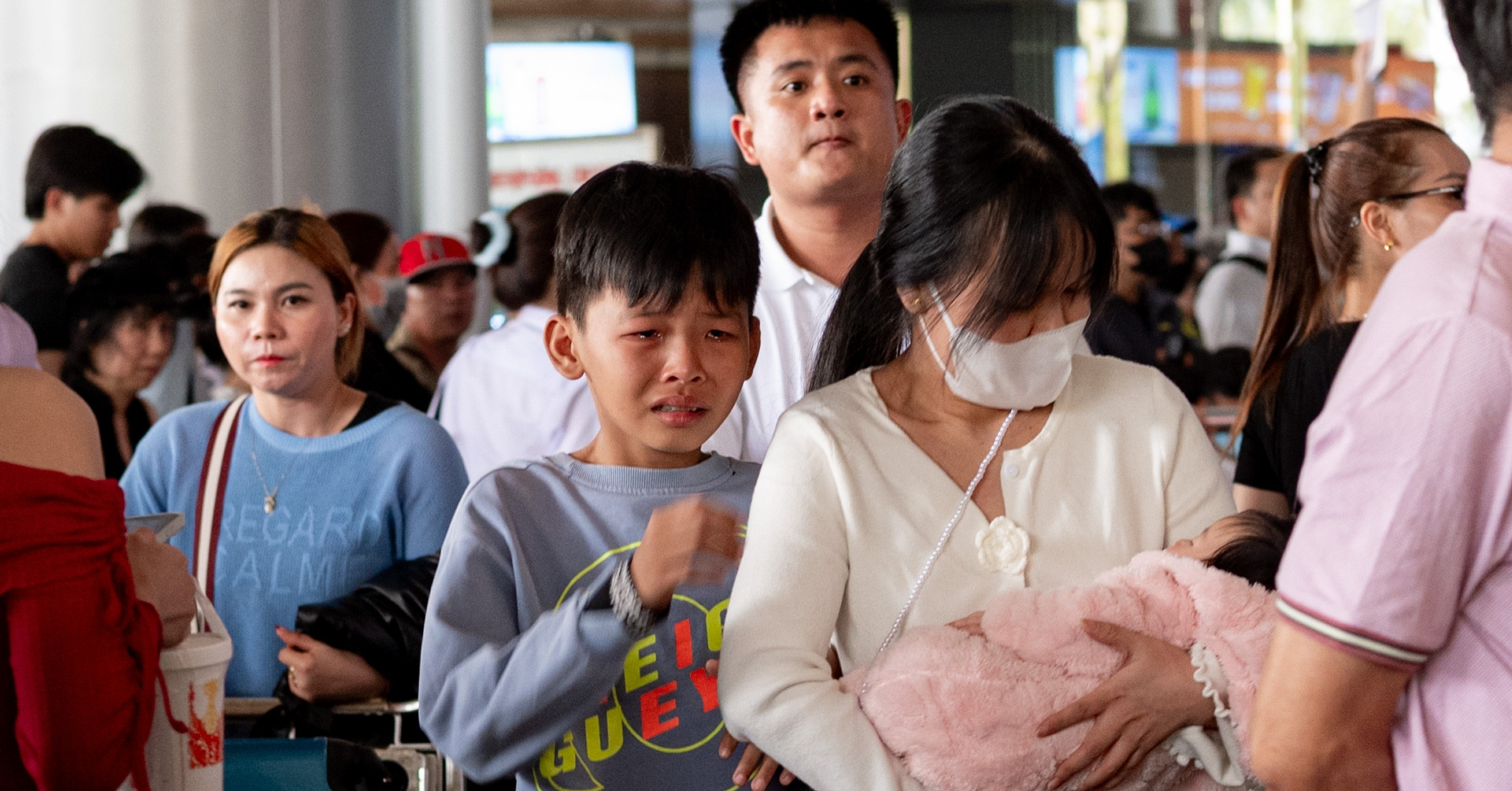 Tân Sơn Nhất nhộn nhịp đón Việt kiều về quê ăn Tết, những giọt nước mắt đoàn viên