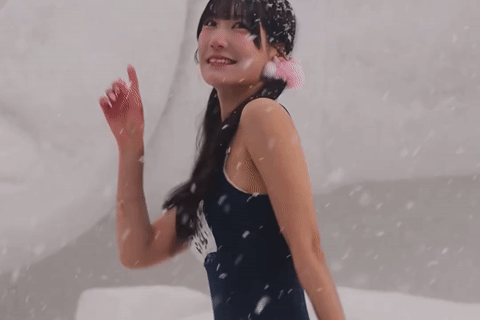 Nữ ca sĩ 29 tuổi gây sốc khi mặc đồ bơi biểu diễn dưới tuyết