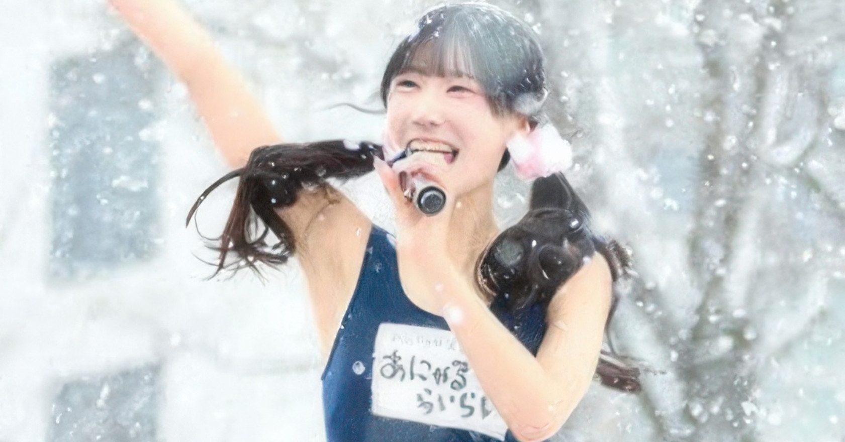 Nữ ca sĩ 29 tuổi gây sốc khi mặc đồ bơi biểu diễn dưới tuyết