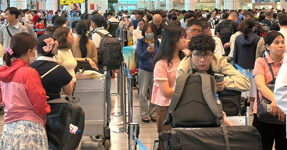 Sân bay Tân Sơn Nhất 'căng sức' phục vụ hơn 160.000 lượt khách ngày 24 tháng Chạp