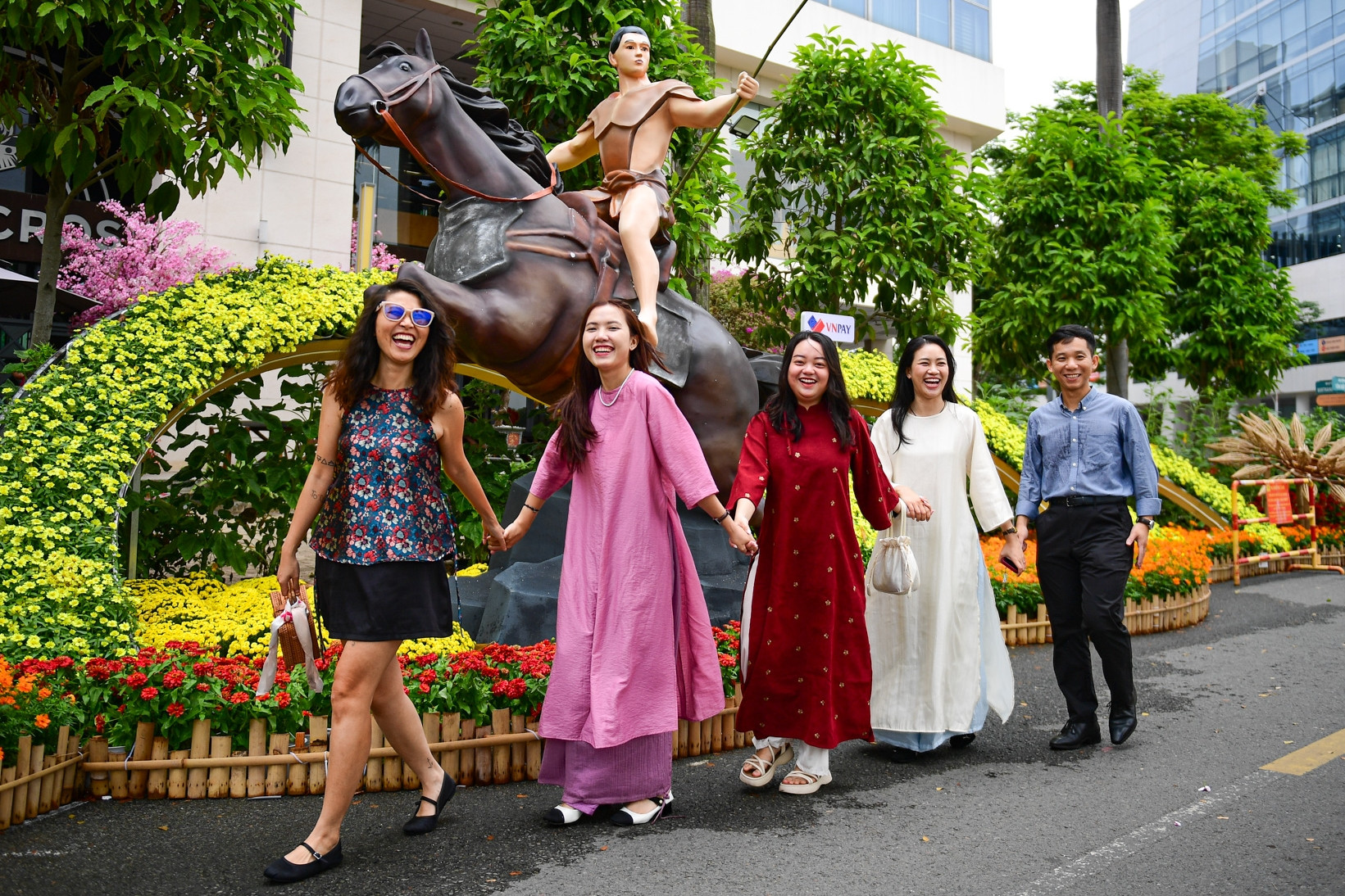 Thánh Gióng cưỡi ngựa sắt tung vó ở đường hoa 'khu nhà giàu' TPHCM