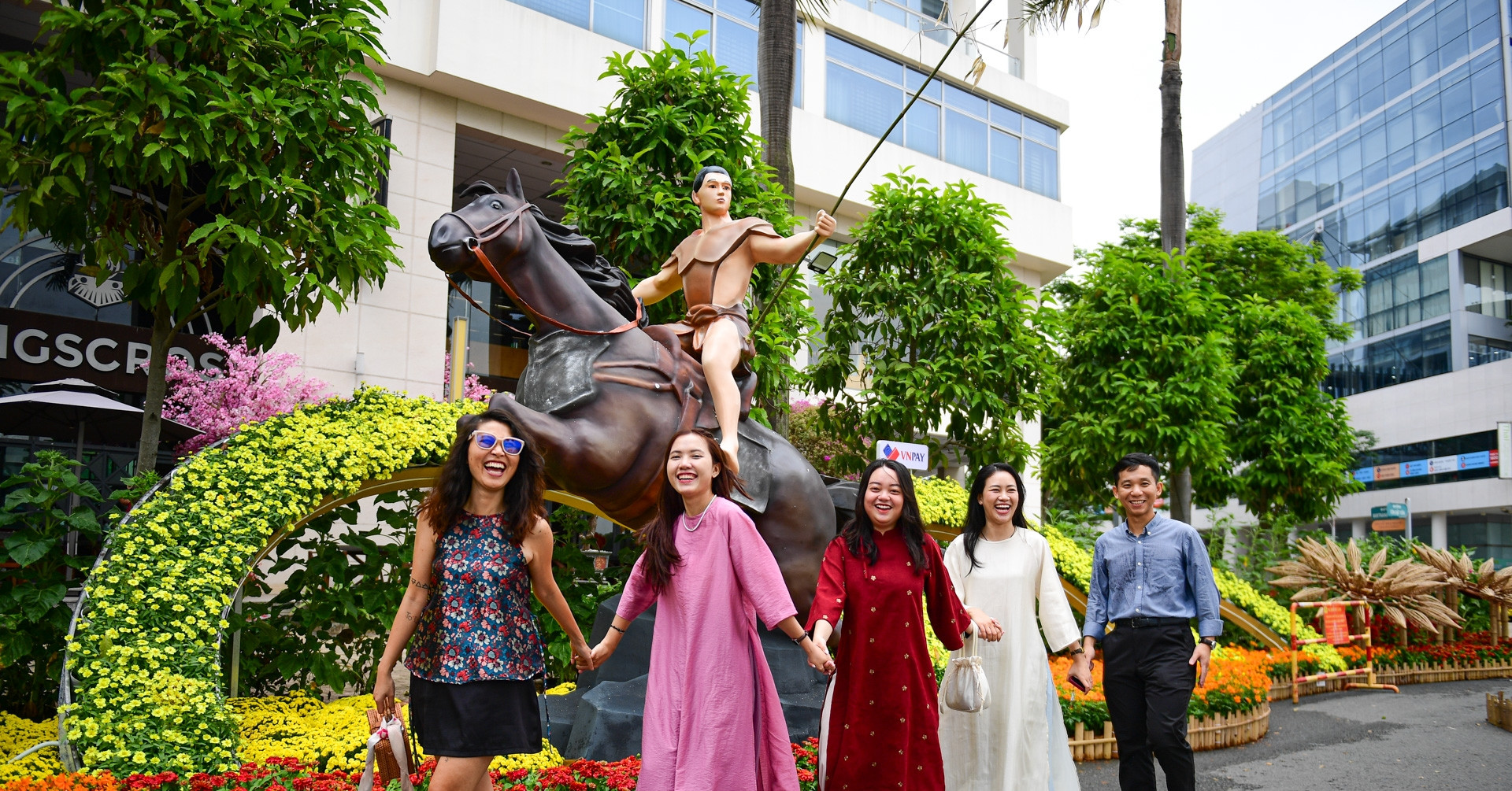 Thanh Gióng cưỡi ngựa sắt tung vó trên đường hoa khu nhà giàu TP.HCM