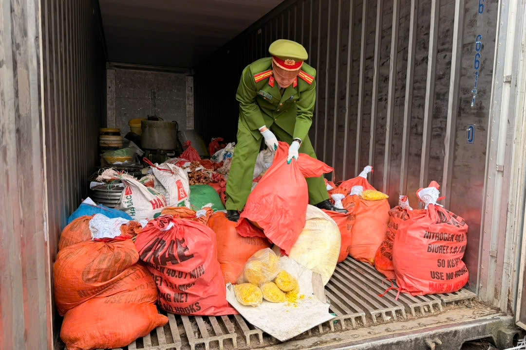 Thu giữ gần 2 tấn riềng xay trộn hóa chất có nguy cơ gây ung thư