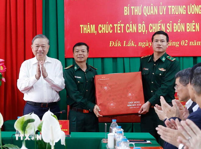 ttxvn-tong-bi-thu-to-lam-bi-thu-quan-uy-trung-uong-tham-chuc-tet-can-bo-chien-sy-don-bien-phong-ea-hleo-4.jpg