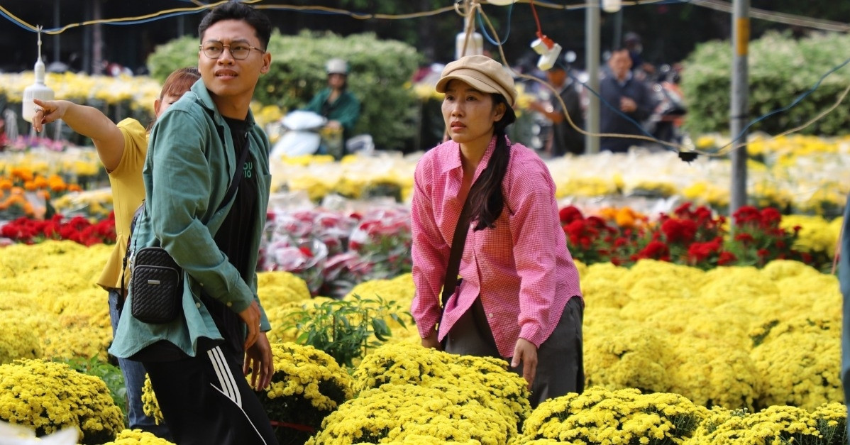 TPHCM mù mịt trong mưa trái mùa, người bán hoa 'ngồi trên đống lửa' ngày cận Tết