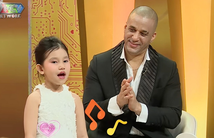 Từng phản đối dữ dội, bé gái khóc khi bạn trai của mẹ xách vali về Cuba