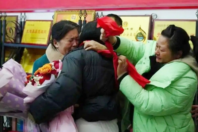 Vợ bế con mất tích 31 năm, chồng nghẹn ngào đoàn tụ nhờ một video