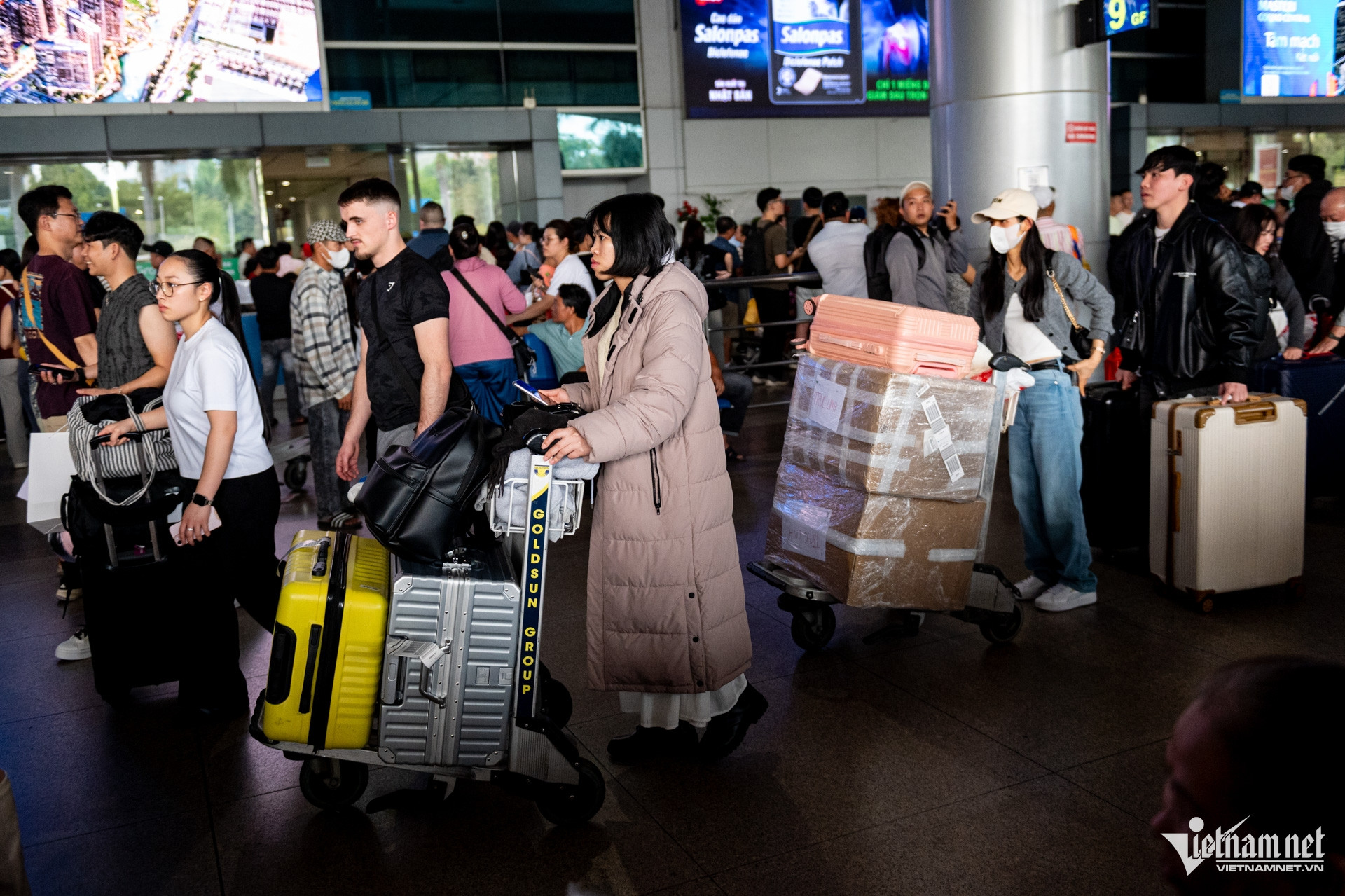 W-sân bay Tân Sơn Nhất Nguyễn Huế 11.jpg