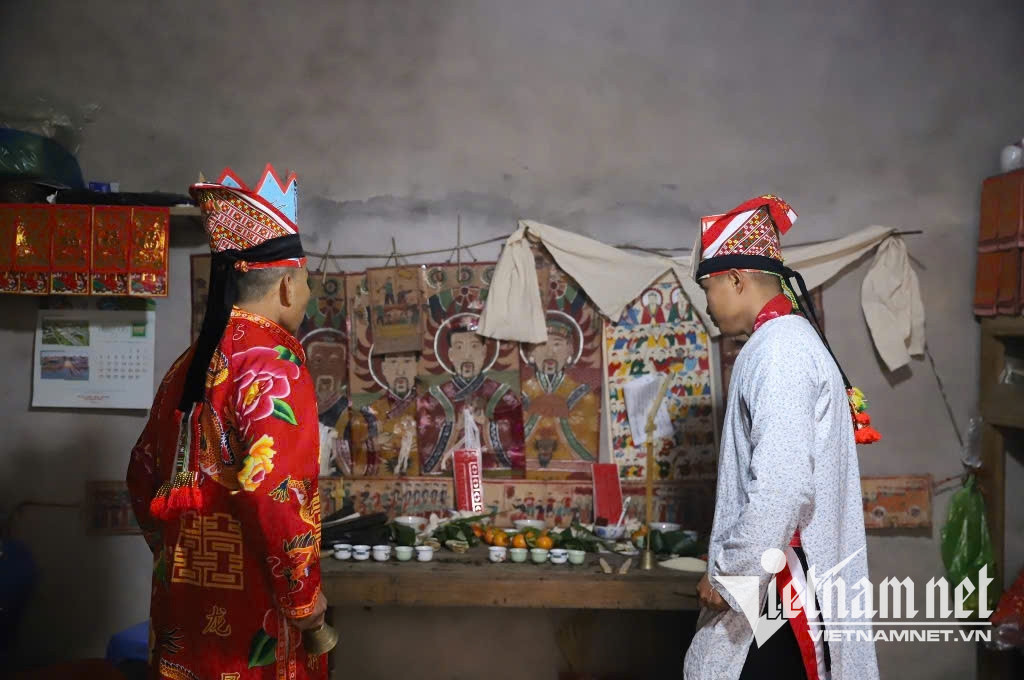 W-Thầy cúng kiểm tra lại các khâu chuẩn bị đồ cúng.jpg