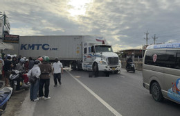 Xe máy bị container cuốn vào gầm trên quốc lộ, người đàn ông tử vong ở lâm đồng..jpg